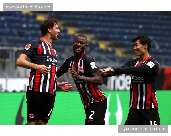 即时:法兰克福2-0领先弗赖堡,格策与埃宾贝各入一球 即时:法兰克福2-0领先弗赖堡,格策与埃宾贝各入一球